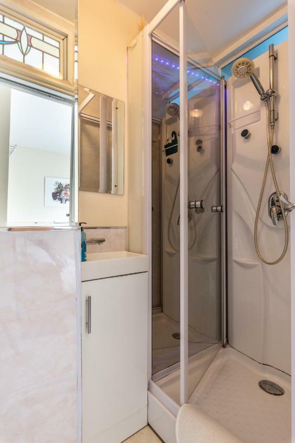 Little Brighton Beach Apartments - Also Separate Spa Cabin And Watersports Exterior photo